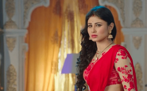 Mouni Roy Shivangi in Naagin 2