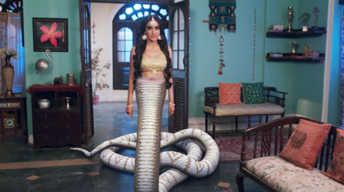 Shravani makes parents believe her snake form Naagin 3 InsTube