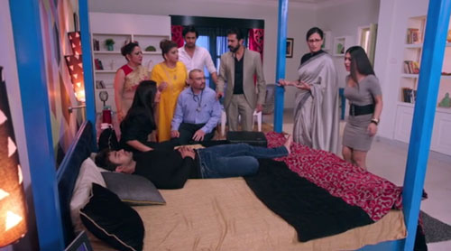 Mihir family at Mihir bed Naagin S3E99 InsTube