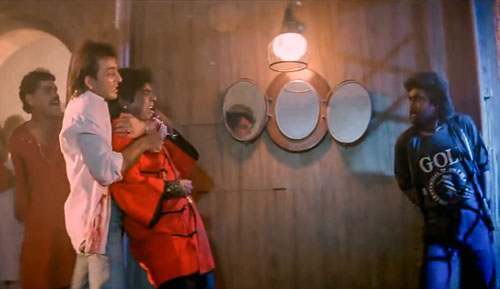 Ravi helps Pooja escape